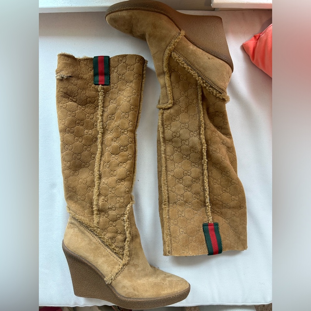 Gucci Camel GG Monogram Shearling Wedge Boots Size 7.5 - Picture 3 of 9